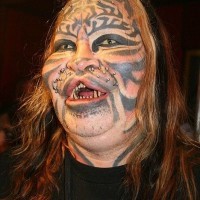 tatuaggio disegno di gatto su viso