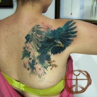 Tatuaggio colorato sulla spalla l'aquila che vola