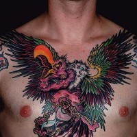 Tatuaje en el pecho, águila grande abigarrada