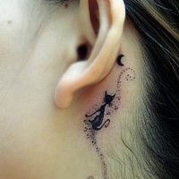 Schwarze Katze Tattoo hinter dem Ohr