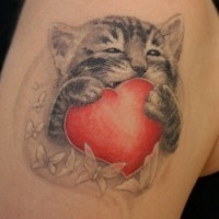 Tatuaggio sul deltoide il gattino con cuore rosso