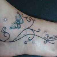 bella farfalla con riccioli tatuaggio su piede di donna