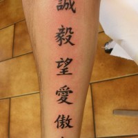 tatuaggio sei simboli cinesi su gamba