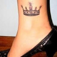 Tattoo mit kleiner Krone am Fuß