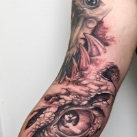 Tattoo an der Hand von Monstern