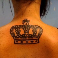 corona nera tatuaggio sulla schiena superiore