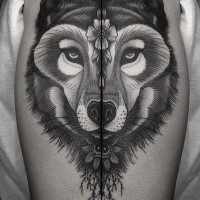 Tatuaje pintado por Dino Nemec brazo superior tatuaje de lobo con flores