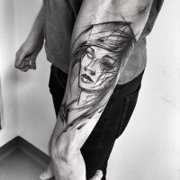Tatuaggio dipinto da Inez Janiak tatuaggio a braccio del ritratto femminile