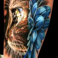 Tatuaje en el brazo, gato grande con flor azul