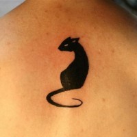 Tatuaggio sulla schiena il disegni di gatto nero