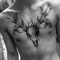 Esboço de tatuagem desenhado por Inez Janiak de crânio de veado de madeira com folhas