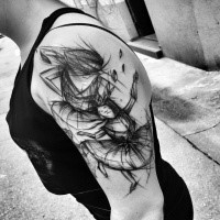 Dibujo de tatuaje pintado por Inez Janiak en la parte superior del brazo de la bailarina