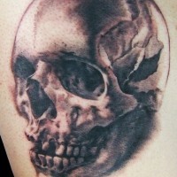 Realistischer gebrocher Schädel Tattoo