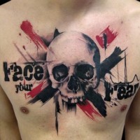 Tattoo mit Schädel und Inschrift Race your fear an der Brust