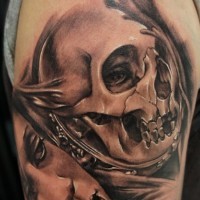 Frau mit Schädel im Spiegel Tattoo