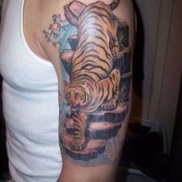 Tattoo Tiger steigt  Klippe ab