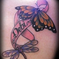 Tatuaje en el hombro, mariposa, libélula, cinta con inscripción