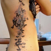 Tatuaggio colorato sul fianco le farfalle nere che volano