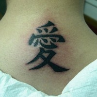 Tattoo mit chinesischem Schriftzeichen Liebe am Nacken
