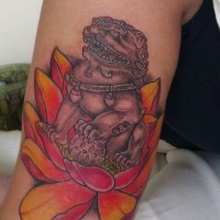 Tatuaje en el brazo, estatua de león chino en la flor