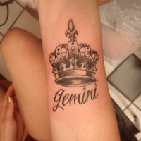 bella corona e scrittura tatuaggio