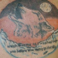 Tattoo mit heulendem Wolf und Beschriftung