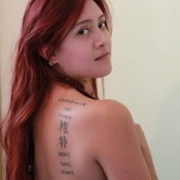 Tatuaje en el hombro, símbolos y jeroglíficos chinos