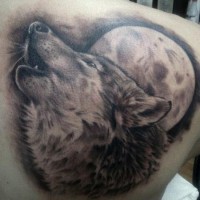 Tatuaggio sulla spalla la testa del lupo che ulula alla luna