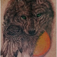 Tatuaje en la pierna, lobo gris con ojos verdes