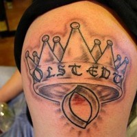 Tattoo an der Schulter mit Krone und Litera 