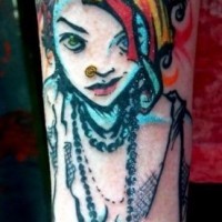 Tatuaje en el brazo, chica moderna con peinado extraordinario
