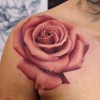 Tatuaje en el hombro, rosa magnígica 3D muy realista en tonos pastel