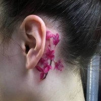 Tatuaje detrás de la oreja, ramita pequeña de flores elegantes