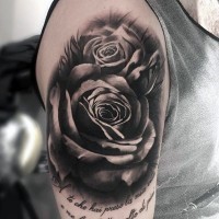 Tatuaje en el brazo, rosas delicadas volumétricas