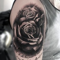 Zarte super realistische 3D Rosen Tattoo Oberarm Tattoo mit Schriftzug