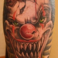 Tatuaje en la pierna,
payaso zombi malvado con dientes afilados