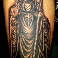 Schrecklicher Tod auf einem Thron mit Schädel Tattoo