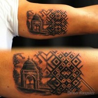 Schreckliches gemalt schwarzweißes altes Tor mit Ornamenten Tattoo am Arm