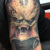 Tatuaje en el brazo, depredador tremendo amenazante detallado