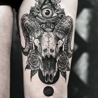 Erschreckende schwarzweißer Tier-Schädel mit freimaurerischer Pyramide Tattoo am Oberschenkel