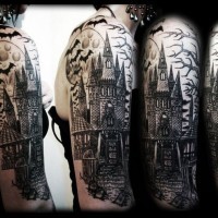Tatuaje en el hombro, solo  castillo abandonado con bandada de murciélagos