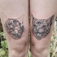 Erschreckendes schwarzes Oberschenkel Tattoo von Katzenschädel mit gruseliger Katze mit Baum Augen