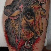 Tatuaje en la pierna, lobo salvaje que come a oveja