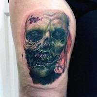 Erschreckendes detailliertes und farbiges Arm Tattoo mit Zombiegesicht