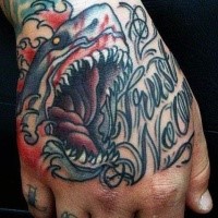Erschreckender verrückter blutiger Hai im Oldschool Stil farbiges Tattoo auf der Hand mit Schriftzug