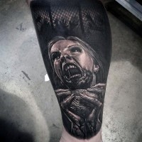 Erschreckendes natürlich aussehendes farbiges schwarzweißes Monster Zombie Tattoo mit blutigem menschlichem Herzen