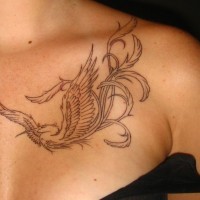 Der Paradiesvogel Tattoo an seiner Brust von PrettyGirlsWithGuns