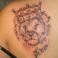 Tatuaje en el hombro,
león orgulloso en la corona