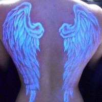 ali di angelo luce nera tatuaggio sulla spalla