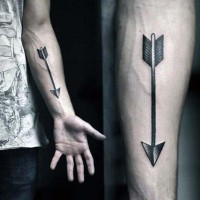 Tatuaje en el antebrazo, flecha grande gruesa  negra